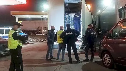 "Policjanci stukali w naczepę, ktoś odpukał". Między puszkami z groszkiem ukrywał się młody mężczyzna