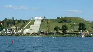 Całoroczny stok narciarski „Malta Ski” nad brzegiem jeziora