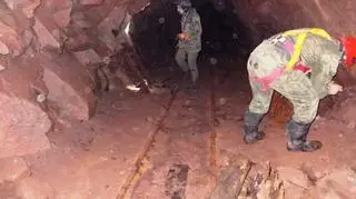 Poszukiwacze w trakcie prac