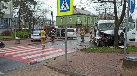 Dwa busy zderzyły się obok przejścia dla pieszych