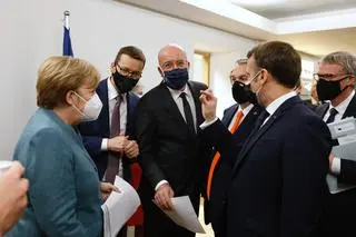 Angela Merkel, Mateusz Morawiecki, Charles Michel, Viktor Orban i Emmanuel Macron podczas czwartkowych negocjacji w Brukseli
