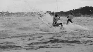 Zawodnik nr 33 cudem omija splątanych