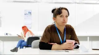 Małgorzata ma w punkcie szczepień swój własny kubek, bo lubi w przerwie spokojnie wypić kawę. Mówi o sobie: salowa. Choć oficjalnie jej stanowisko to: gospodarcza. - Salowa brzmi jakoś ładniej - uważa. 