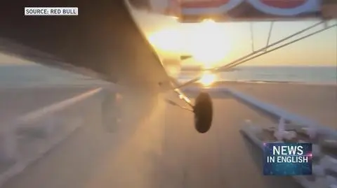 Polish racing pilot Łukasz Ciepiela lands plane on Sopot pier