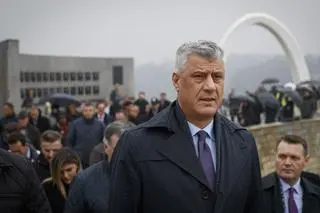 Prezydent Kosowa Hashim Thaci odwiedza memoriał poświęcony ofiarom masakry w Raczaku, 2019 rok