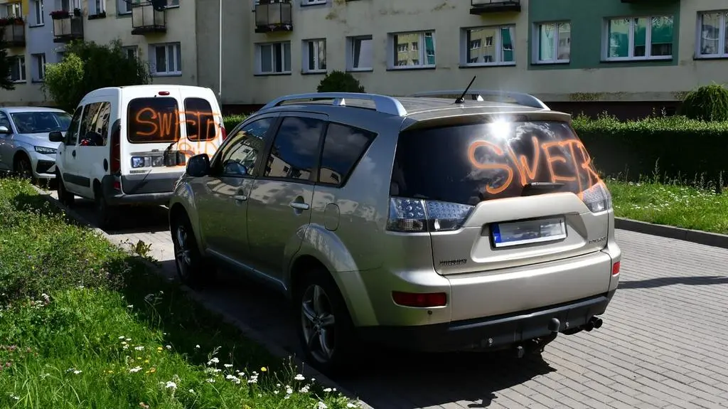 Zniszczone samochody na osiedlowym parkingu