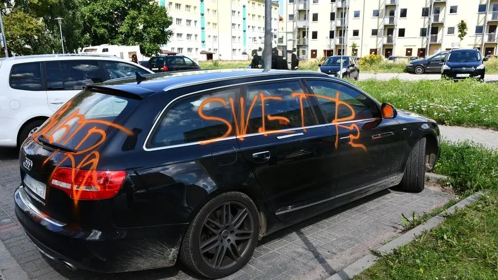 Zniszczony samochód na osiedlowym parkingu