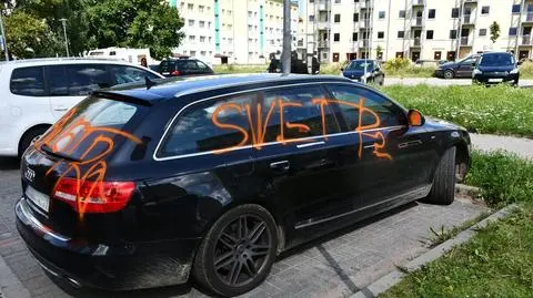 Zniszczony samochód na osiedlowym parkingu