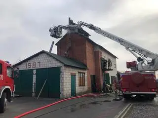 Po opanowaniu ognia trzeba było rozebrać część dachu 