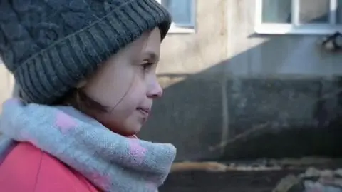 Matki z dziećmi uciekające przed wojną i płaczący ojcowie w kołysance dla Ukrainy. "Aż dusza boli"