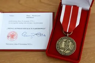 Medal Komisji Edukacji Narodowej to najwyższe odznaczenie w polskiej oświacie, które przyznawane jest za szczególne zasługi