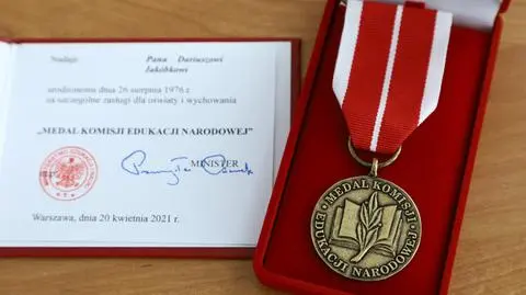 Medal Komisji Edukacji Narodowej to najwyższe odznaczenie w polskiej oświacie, które przyznawane jest za szczególne zasługi