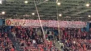 Transparent wywieszony podczas meczu Wisły Kraków obrażający kiboli, którzy poszli na współpracę z policją