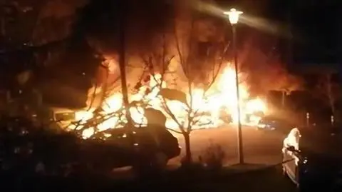 Nocny pożar samochodów. Sześć zniszczonych pojazdów