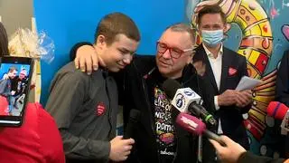 Podczas konferencji Jurek Owsiak otrzymał podarunki od pacjentów
