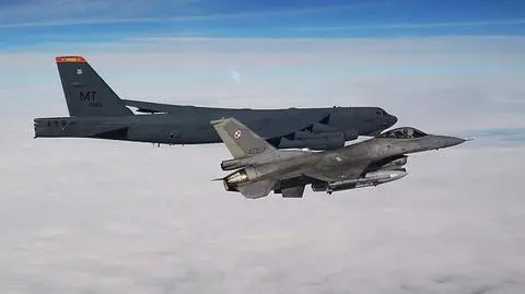 Bombowiec B-52 w towarzystwie polskiego F-16
