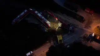 Przy pomocy specjalistycznego sprzętu podnoszono pociąg, który wykoleił się po zderzeniu z ciężarówką