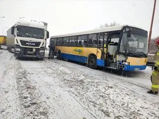 Zderzenie autobusu z ciężarówką