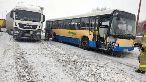 Zderzenie autobusu z ciężarówką