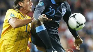 Danny Welbeck z Anglii i  Jonas Olsson ze Szwecji