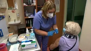 Jedna z pierwszych osób zaszczepionych trzecią dawką w Szpitalu im. Raszei w Poznaniu