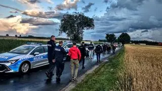 Po kilkugodzinnych poszukiwaniach policjanci złapali podejrzanego 