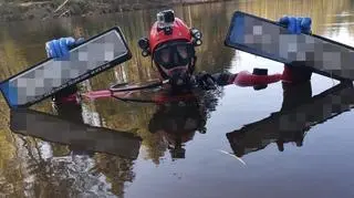 Płetwonurek wyłowił tablice auta