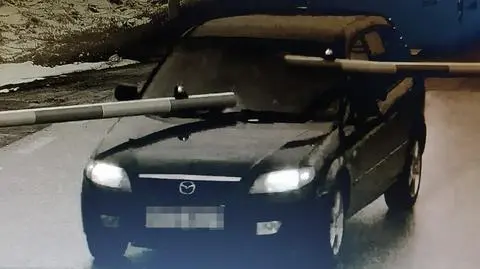 mazda przejeżdżająca przez przejazd kolejowy w chwili najechania na opuszczone rogatki