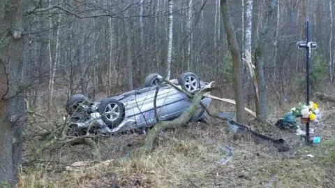 Kierowca stracił panowanie nad samochodem, wypadł z drogi i dachował w rowie 