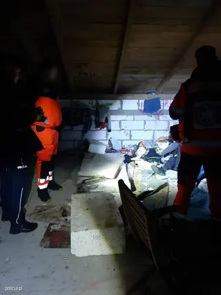 Policjanci znaleźli w pustostanie 65-latka