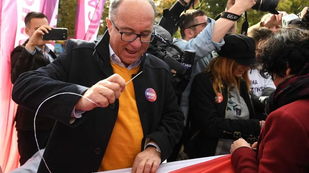 Liderzy Lewicy zszyli biało-czerwoną flagę przed Sejmem