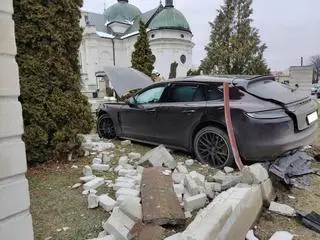 Porsche wjechało w ogrodzenie plebanii w Luszowicach (woj. małopolskie)