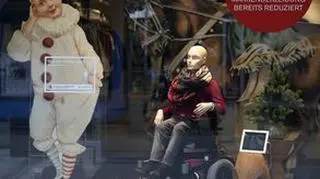 Niepełnosparwne manekiny w pasażu handlowym w Zurychu