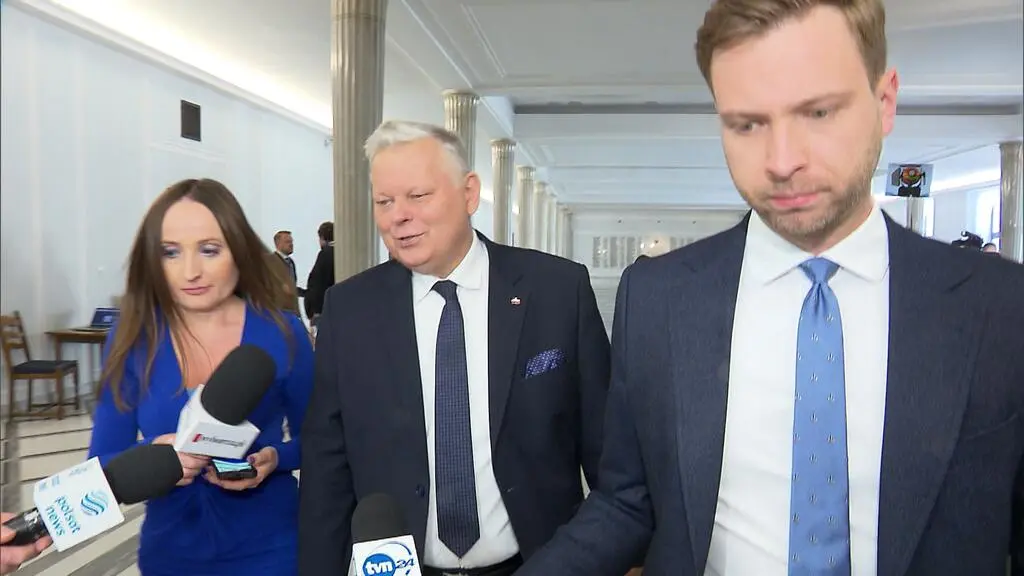 Marek Suski pytany przez dziennikarzy w Sejmie