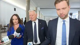 Marek Suski pytany przez dziennikarzy w Sejmie