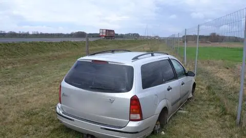 Porzucony samochód stoi przy autostradzie ponad dwa miesiące 3