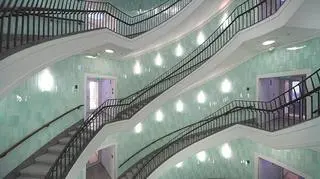 Atrium okala potrójna nitka schodów