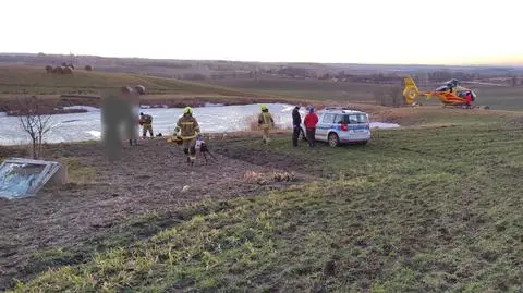 Pod dwiema dziewczynkami załamał się lód. Mężczyzna, który ruszył im na ratunek, nie żyje