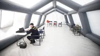 Miejsce sterowania dronami rozminowującymi dno zbiorników wodnych, okolice Kijowa, maj 2022 roku