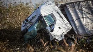 Ciężarówka zjechała z drogi