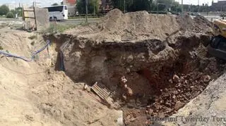 Przekrój przez całość od strony wschodniej. Od lewej betonowa ściana zewnętrzna, dalej w prawo ceglane struktury schronu