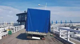 Samochód uszkodził deski