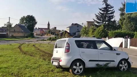 Zatrzymał się, dopiero gdy wjechał w betonowe donice. Był pijany i nie miał prawa jazdy
