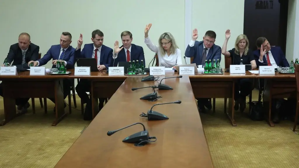 Komisja śledcza ds. Amber Gold przyjęła raport końcowy ze swoich prac