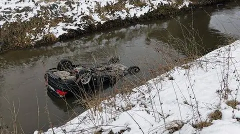 Auto wpadło do rzeki Liwy