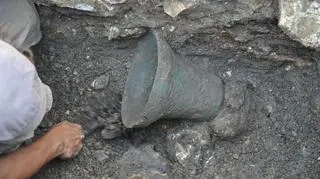 Badacze z Uniwersytetu Mikołaja Kopernika w Toruniu zajmą się procesem konserwacyjnym dzwonu.