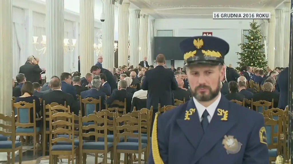 Tuleya wskazał że prokuratura w uzasadnieniu nie wyjaśniła z jakiego powodu kiedy i kto podjął decyzję o przeniesieniu obrad do Sali Kolumnowej