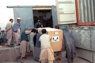 Transport wyposażenia do szpitala w Mazar-e-Sharif