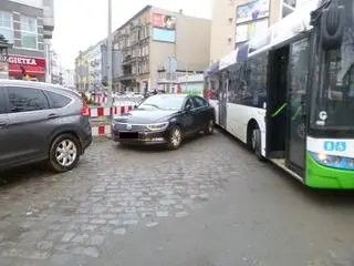 Auto zablokowało ruch na placu Zgody w Szczecinie