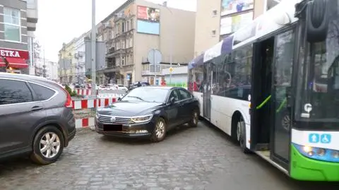 Auto zablokowało ruch na Placu Zgody w Szczecinie